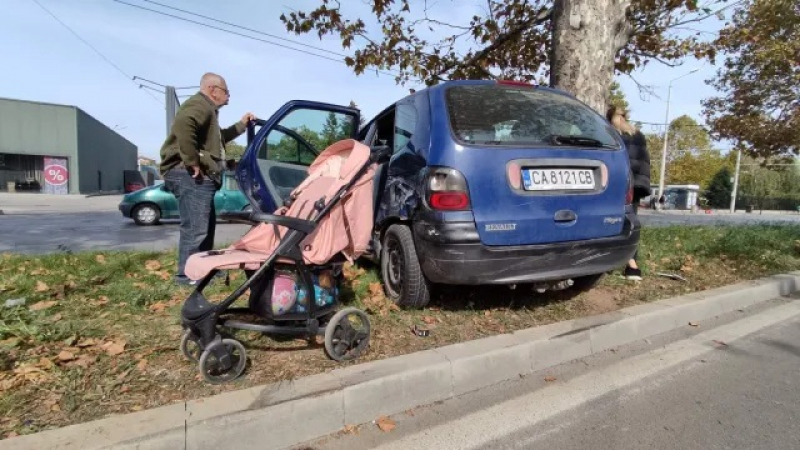 Русенка взе на таран дърво с колата си, в която бе и 1-годишното ѝ дете СНИМКИ