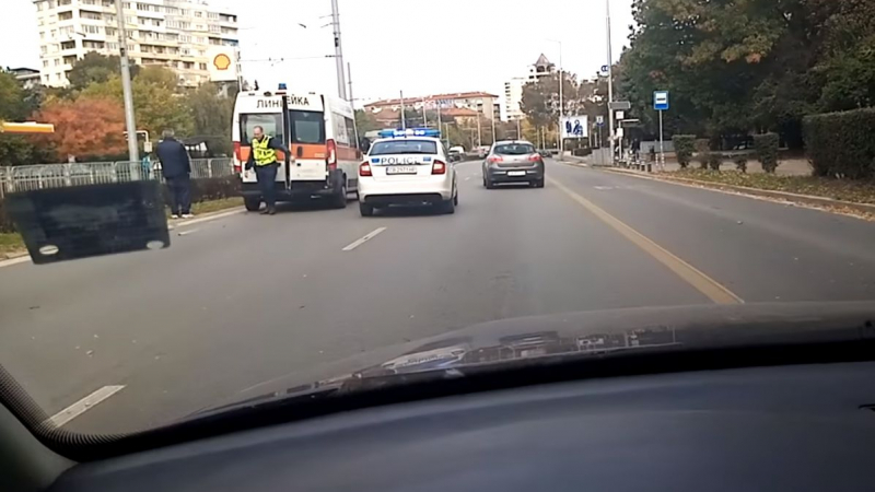 Моторист се потроши след катастрофа в столицата, а когато го качиха в линейката... ВИДЕО 