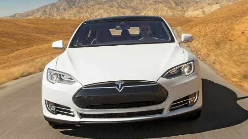 Уникална Tesla с бензинов двигател изминава почти 3 000 км без презареждане ВИДЕО