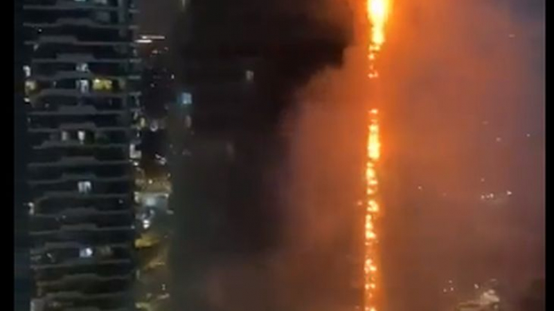 Небостъргач в Истанбул лумна като факла, целият е в пламъци ВИДЕО