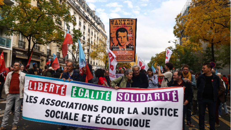 В Париж е страшно: 140 хиляди излязоха на улицата