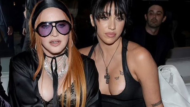 Щерката на Мадона скандализира с вулгарна гола рокля