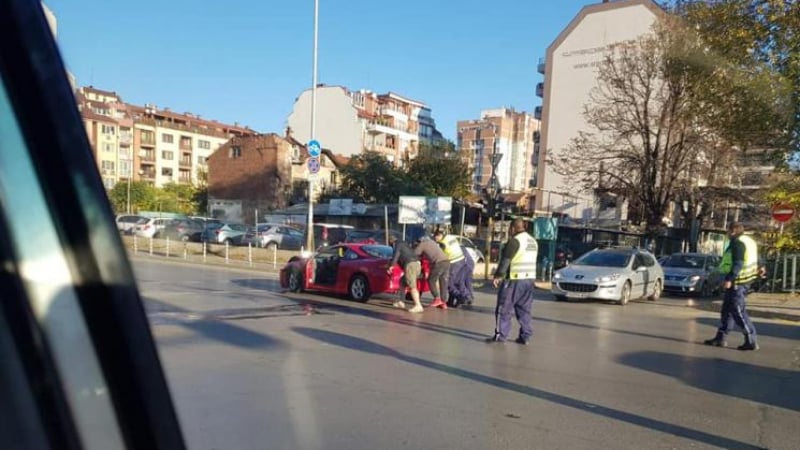 Чудо с полицаи и шофьори насред София разтопи сърцата на мнозина  