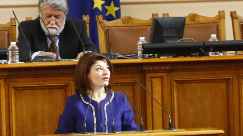 Това е конституционна криза, предупреди Атанасова
