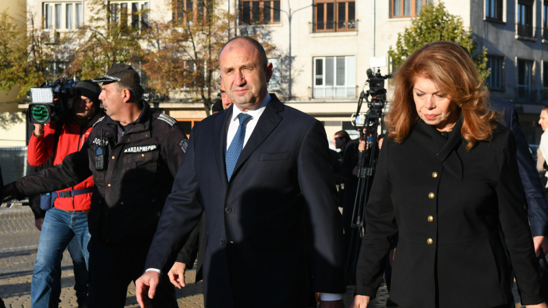 Радев отказа лимузината, пристигна в парламента без съпругата си Десислава СНИМКИ