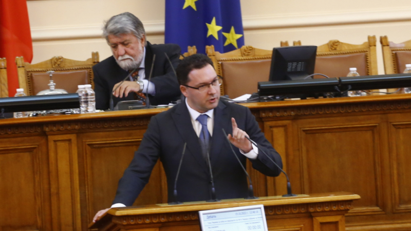 Даниел Митов изригна заради избора на шеф на парламента