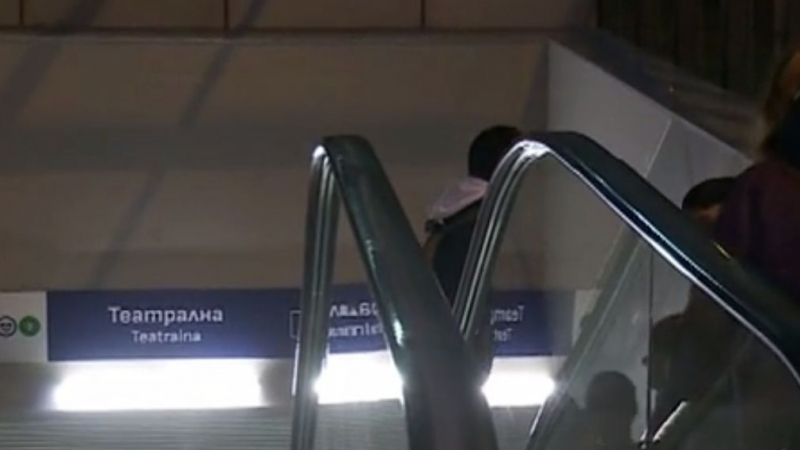 Мистериозен мъж с брада застана зад момче на ескалатора на метростанция в София и стана страшно ВИДЕО