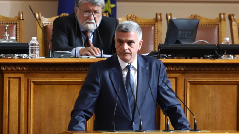 Стефан Янев се отчая от мъката в парламента, предприе драстично решение