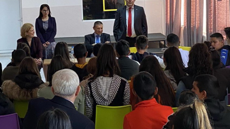 Главният прокурор Иван Гешев с лекция пред ромски деца във “Факултета”