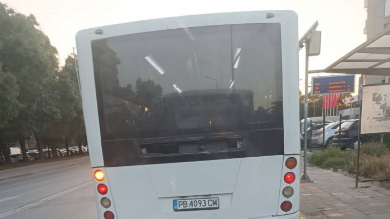 Шофьор на автобус направи голяма беля в София 