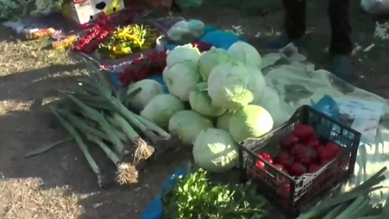 Нашенци с изтънели джобове се юрнаха на пазар към... ВИДЕО 