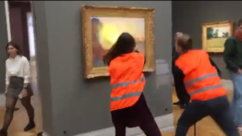 Екоактивисти заляха картина на Клод Моне с картофено пюре ВИДЕО