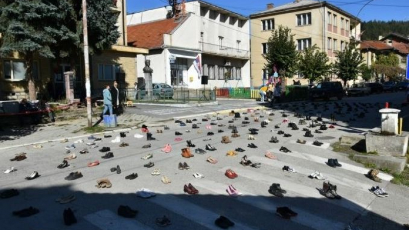 Покъртителен пърформънс на българите в Босилеград пред паметника на Левски СНИМКА