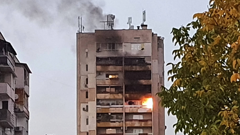 Огнен ад в Пловдив! Гори жилищен блок СНИМКИ