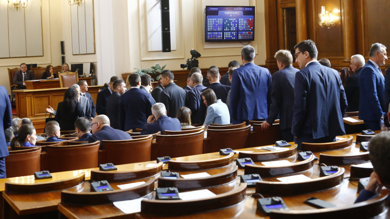 Парламентът отваря врати, новите 240 се събират 