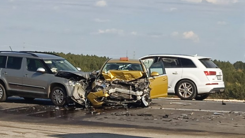 Зверско меле с 3 коли край Варна, изнасят ранени с носилки СНИМКИ