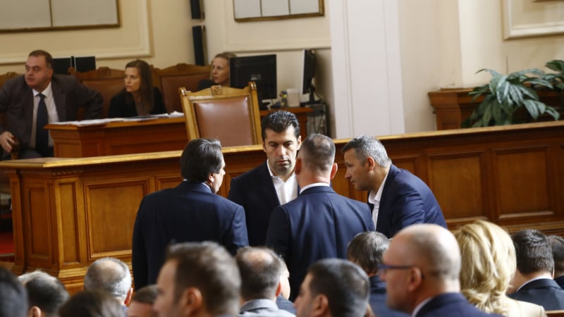 Депутати на Промяната изпаднаха в истерия в парламента заради...