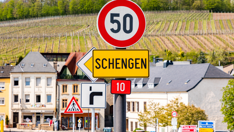 Daily Express: Шенген се тресе, иде ли краят на ЕС?