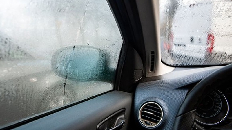 Кои са най-ефикасните методи срещу запотяването на стъклата в колата