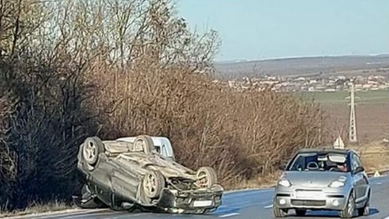 Бърза и яростна: 80-г. карнобатлийка натисна газта и направи голяма беля 