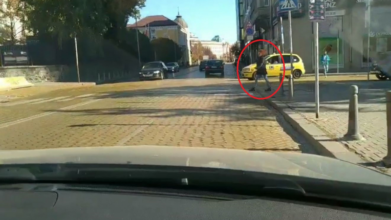 Първо в БЛИЦ! Червенокоса пешеходка на жълтите павета в София подпали мрежата ВИДЕО