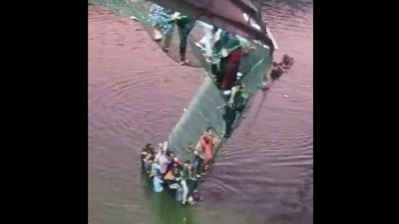 Неописуем ужас: Мост рухна и над 400 души полетяха, има жертви ВИДЕО