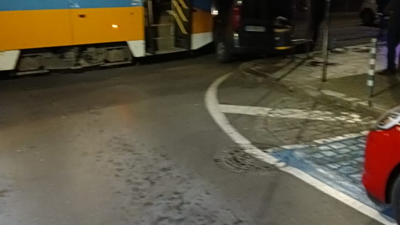 Трамвай и автомобил се помляха на пъпа на София СНИМКИ