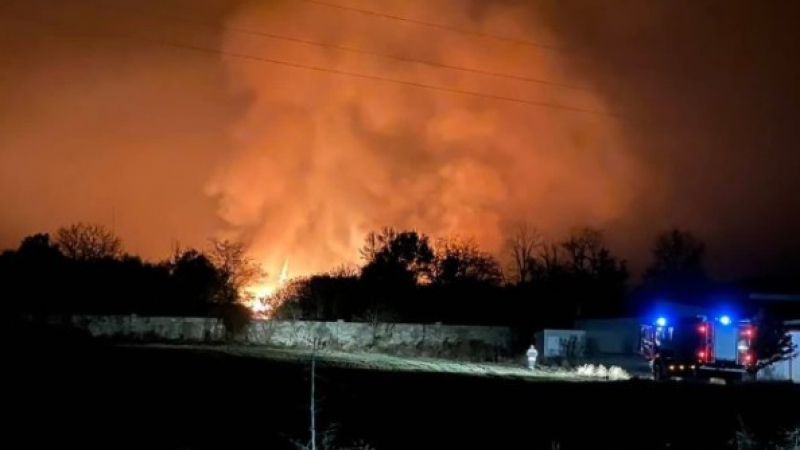 Огнен инцидент: Пожар бушува в завод "Арсенал" СНИМКА