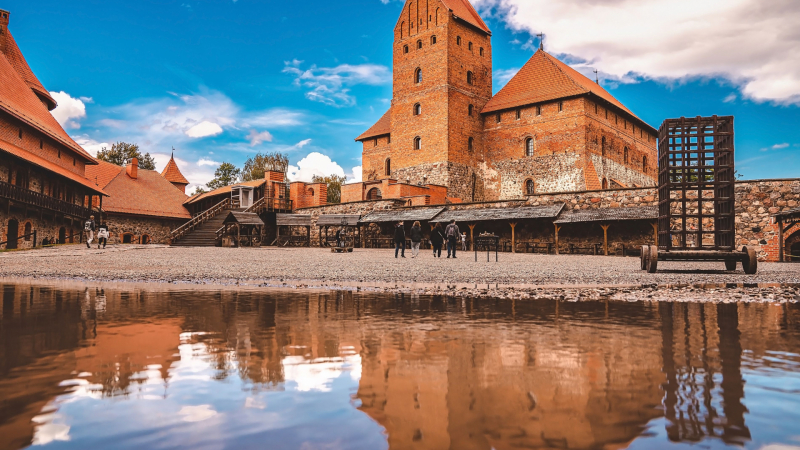Уютният Тракай и единственият замък в Източна Европа, намиращ се на остров