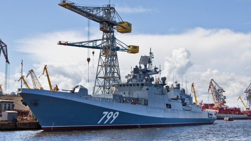 Първи сателитни СНИМКИ: Флагманът на руския Черноморски флот е повреден
