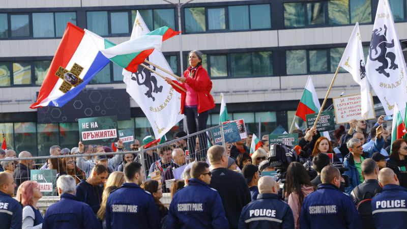 Протест на "Възраждане" срещу оръжия за Украйна, пред парламента гъмжи от полиция НА ЖИВО