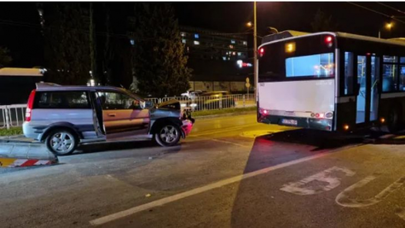 Брутално меле в Стара Загора: Мъж се накваси с 2 промила алкохол, натресе се в автобус СНИМКИ