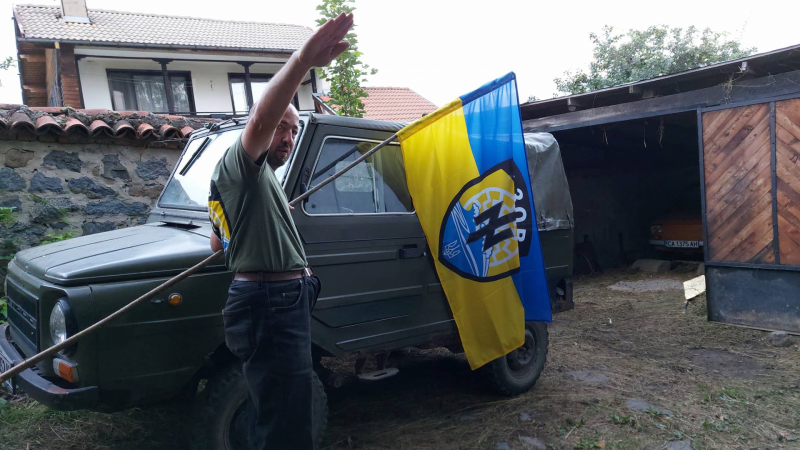 Внукът на Димитър Талев развя знамето на "Азов" в Бистрица и стана страшно ВИДЕО