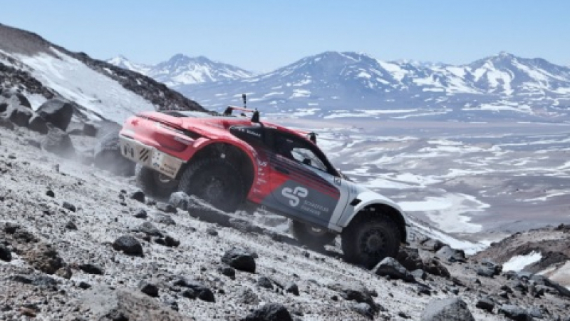 Изумително ВИДЕО: Porsche 911 достигна най-високия вулкан в света