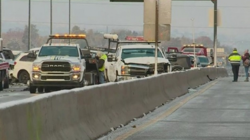 Катастрофа на годината: Стотици автомобили сe сблъскаха на магистрала ВИДЕО