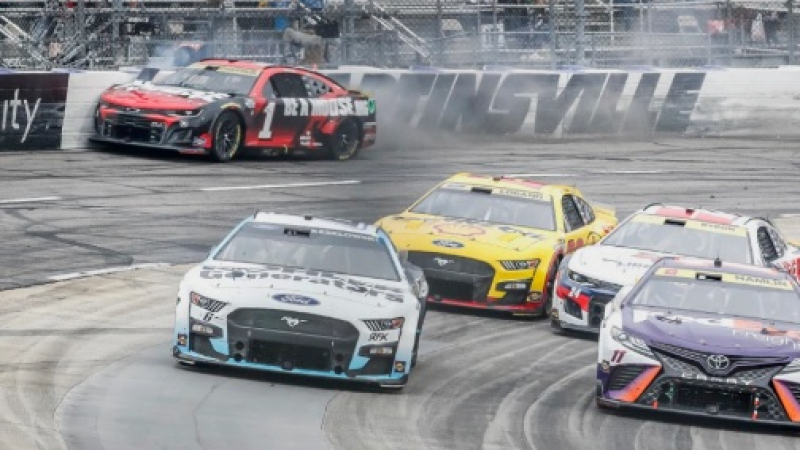 Зрелищно ВИДЕО: Състезател от NASCAR използва трик от видеоигра, за да изпревари съперниците си