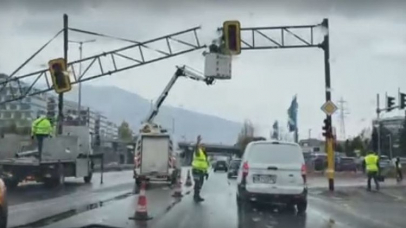 Падна светофар на Околовръстното в София ВИДЕО