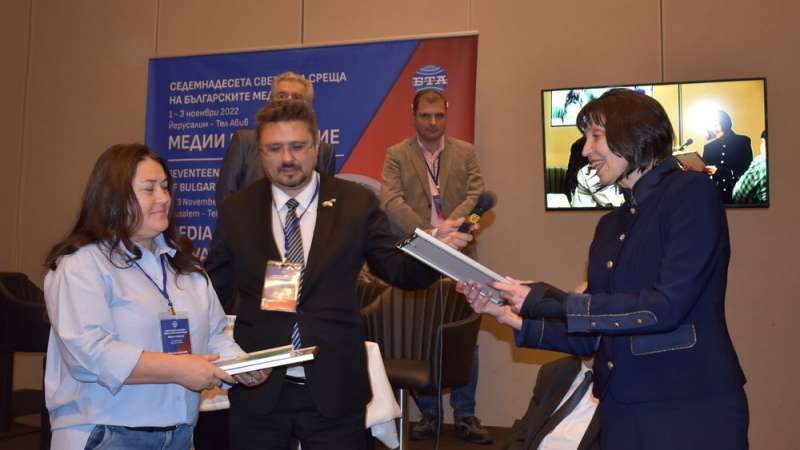 Два български вестника от Украйна с наградата на НДФ „13 века България“ 