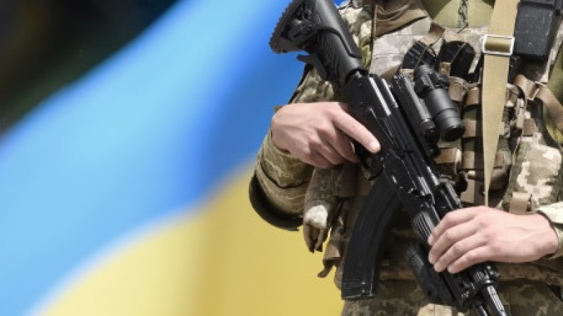 Журналист от The Jerusalem Post потресен от свастика на раницата на украински войник 