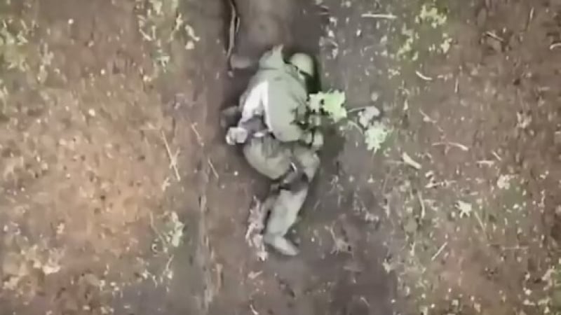 Обявиха кой е руският войник с железните нерви, замерян с гранати от украински дрон