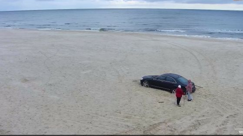 Нашенска простотия: Колата на българин затъна в красив полски плаж, удариха му и глоба ВИДЕО