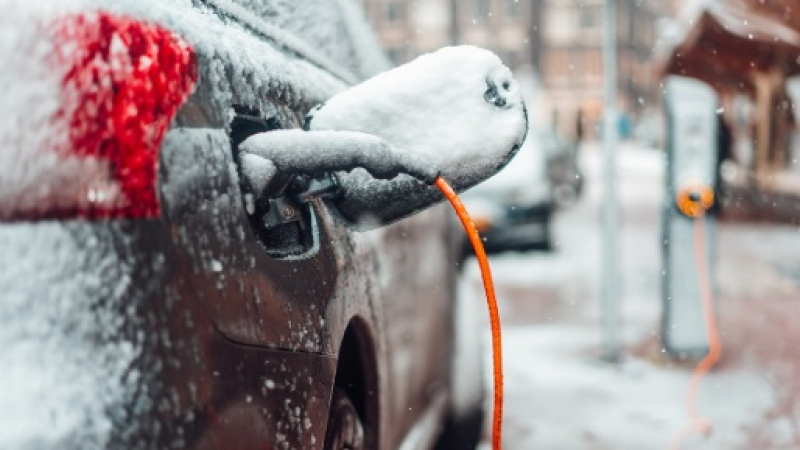 Важни особености на шофирането с електромобил през зимата