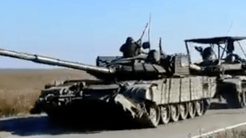 ВИДЕО от войната: Украински танк Т-72Б3 тегли пленен Т-90А