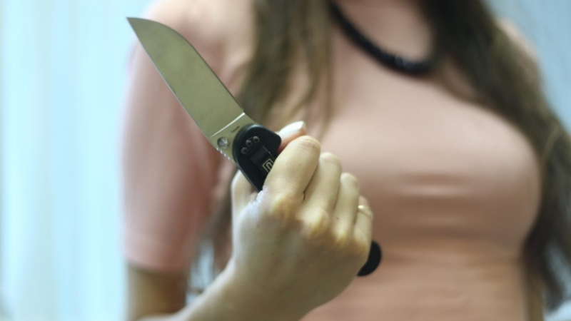 Почерпена съпруга от Костенец се ядоса на мъжа си, грабна ножа и стана страшно 