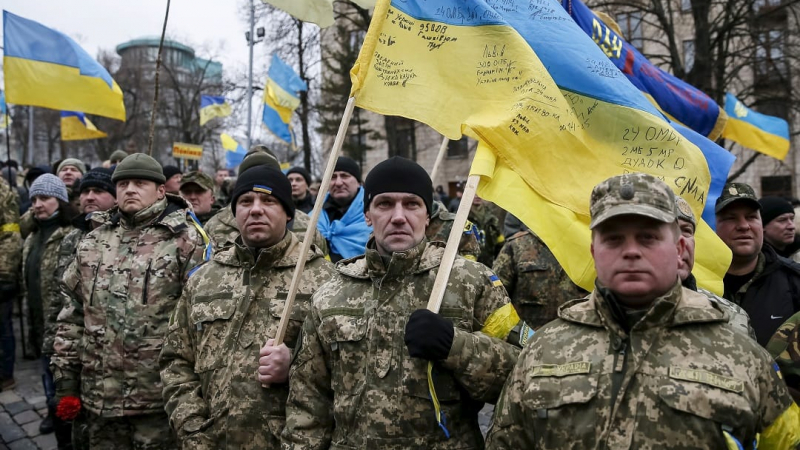 Украинските войници влязоха в Херсон, посрещат ги с хляб и сол ВИДЕО 