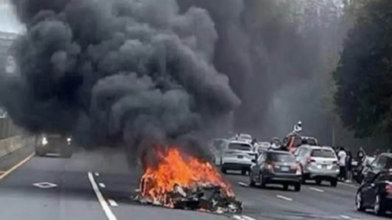 Зрелищни ВИДЕА: Две суперколи Lamborghini се сблъскаха, едната изгоря като факла
