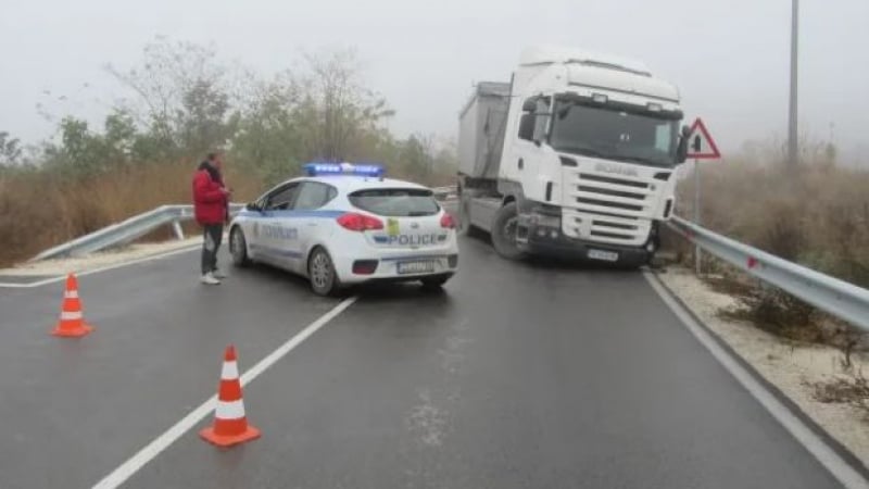 Адско меле на пътя Бяла Слатина и Кнежа, шофьор загина между два тира 