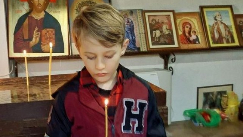 Русокосо ангелче отправи молитва към Бог да намери изчезналия Сашко