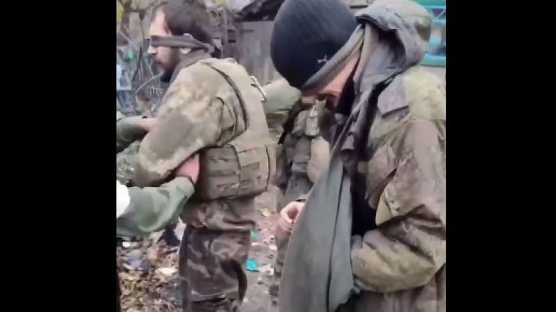 ВИДЕО от войната: Показаха пленяването на украински военни в Павловка