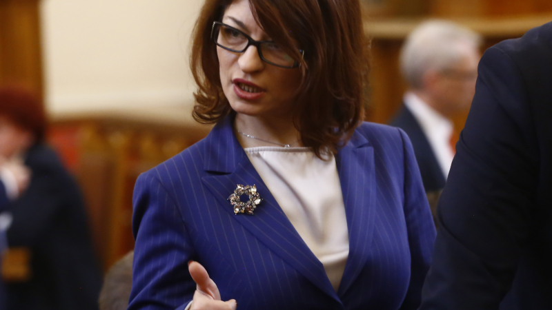 Деси Атанасова обвини ПП в лъжлива пропаганда заради закона "Магнитски"
